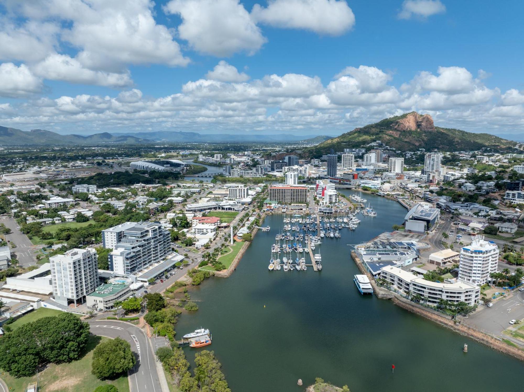Oaks Townsville Metropole Hotel Esterno foto
