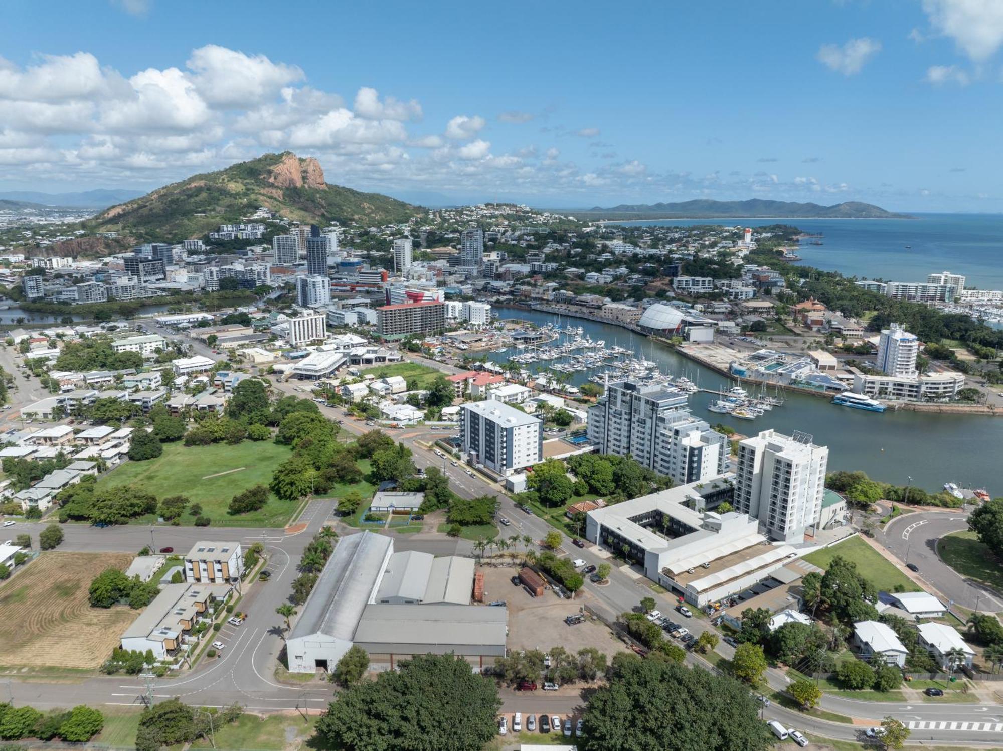 Oaks Townsville Metropole Hotel Esterno foto