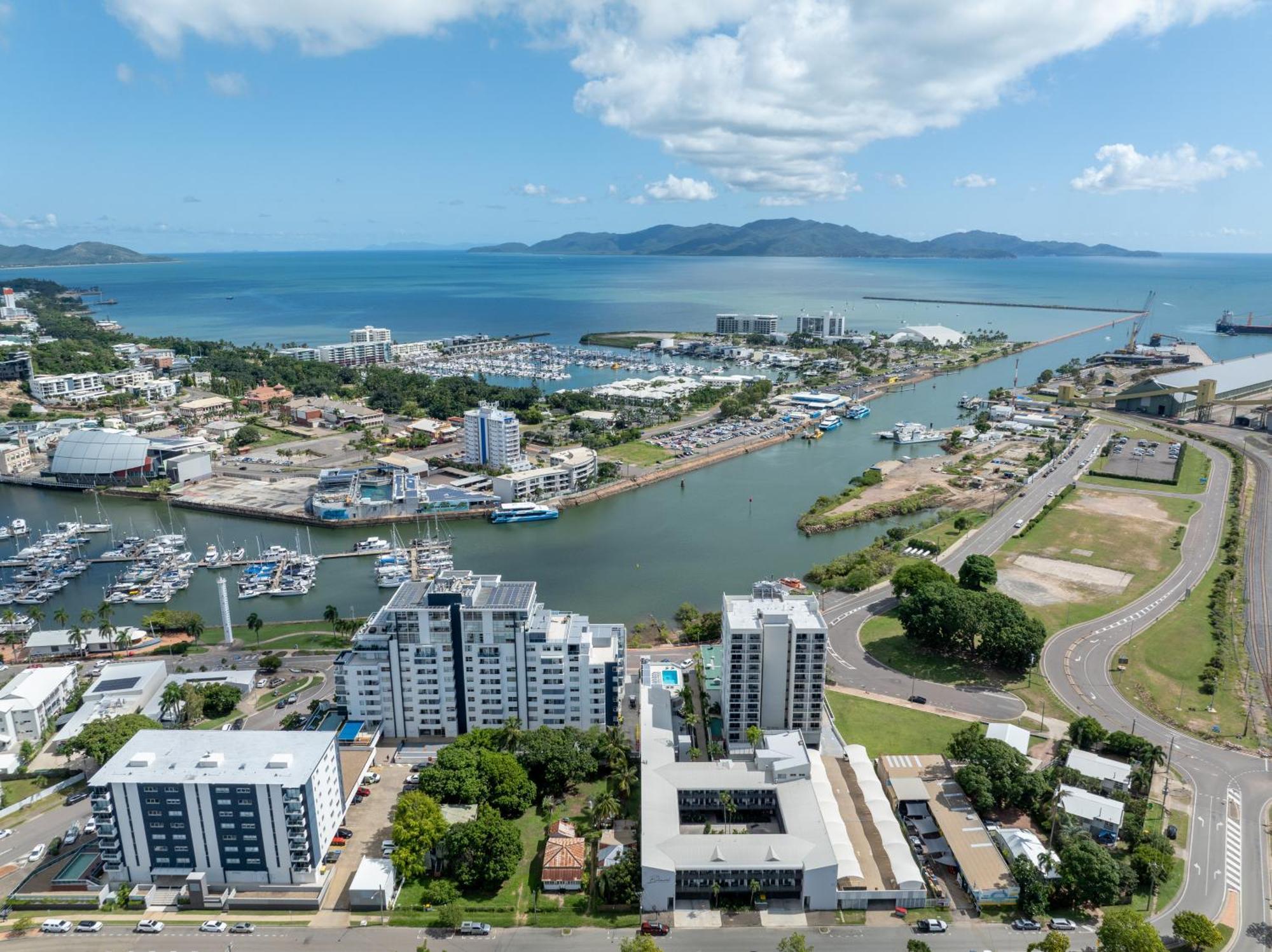 Oaks Townsville Metropole Hotel Esterno foto
