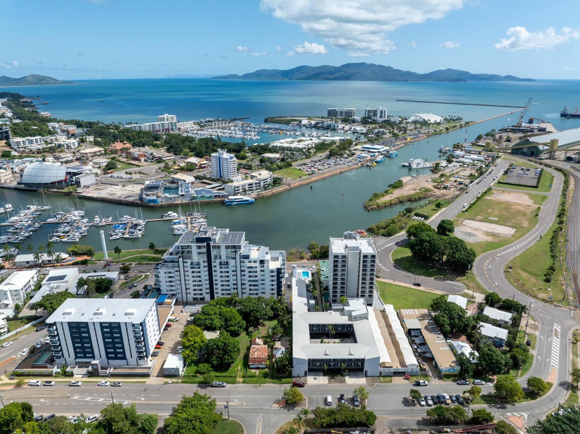Oaks Townsville Metropole Hotel Esterno foto