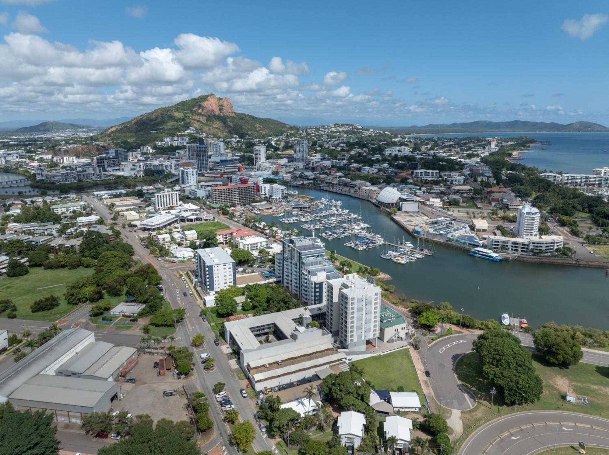 Oaks Townsville Metropole Hotel Esterno foto
